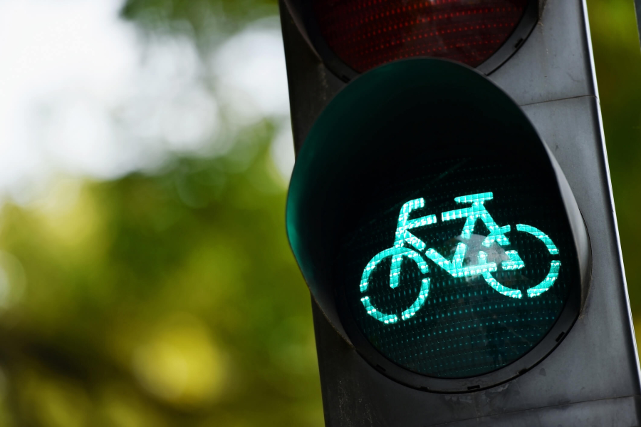 Detail of a traffic light that is green for bicycles.
