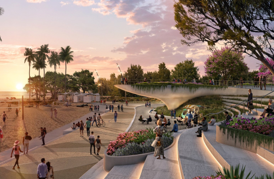 Άνθρωποι σε παραλιακό πεζόδρομο. Δεξιά φαρδιά σκαλοπάτια με ζαρντινιέρες. Αριστερά beach volley και φοίνικες.