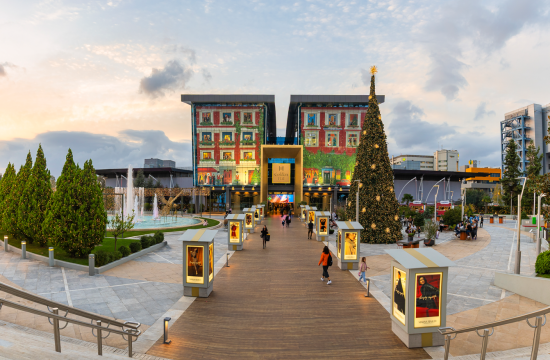 Διάδρομος προς την είσοδο του Golden Hall. Δεξιά ψηλό χριστουγεννιάτικο δέντρο με χρυσές μπάλες και αστέρι.