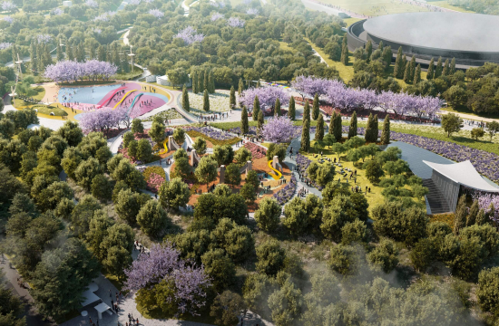 Λίμνη, παιδική χαρά, και υπόστεγο μέσα σε πολύχρωμη βλάστηση, δρομάκια και δέντρα. Δεξιά, στρογγυλό στέγαστρο. 